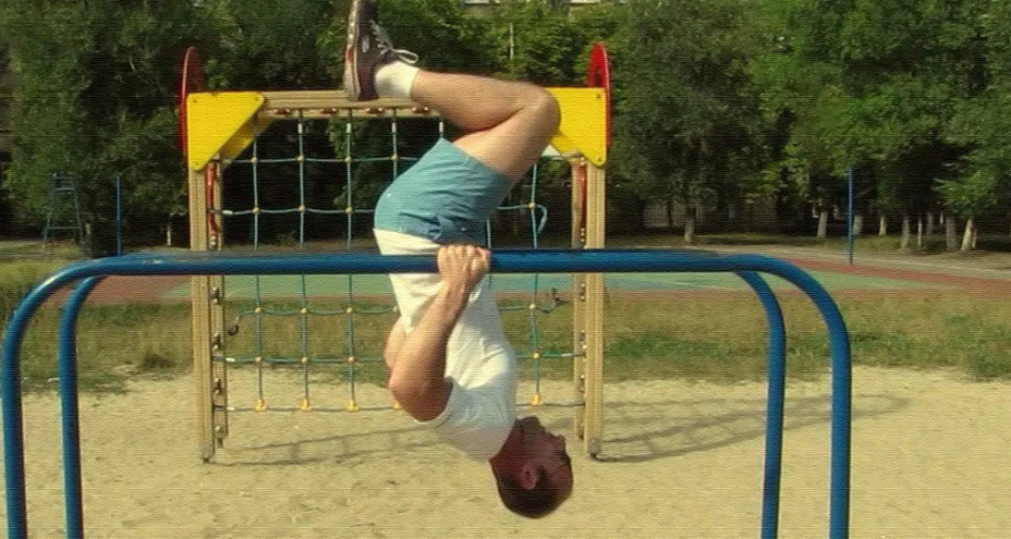 Подтягивания вверх ногами на брусьях