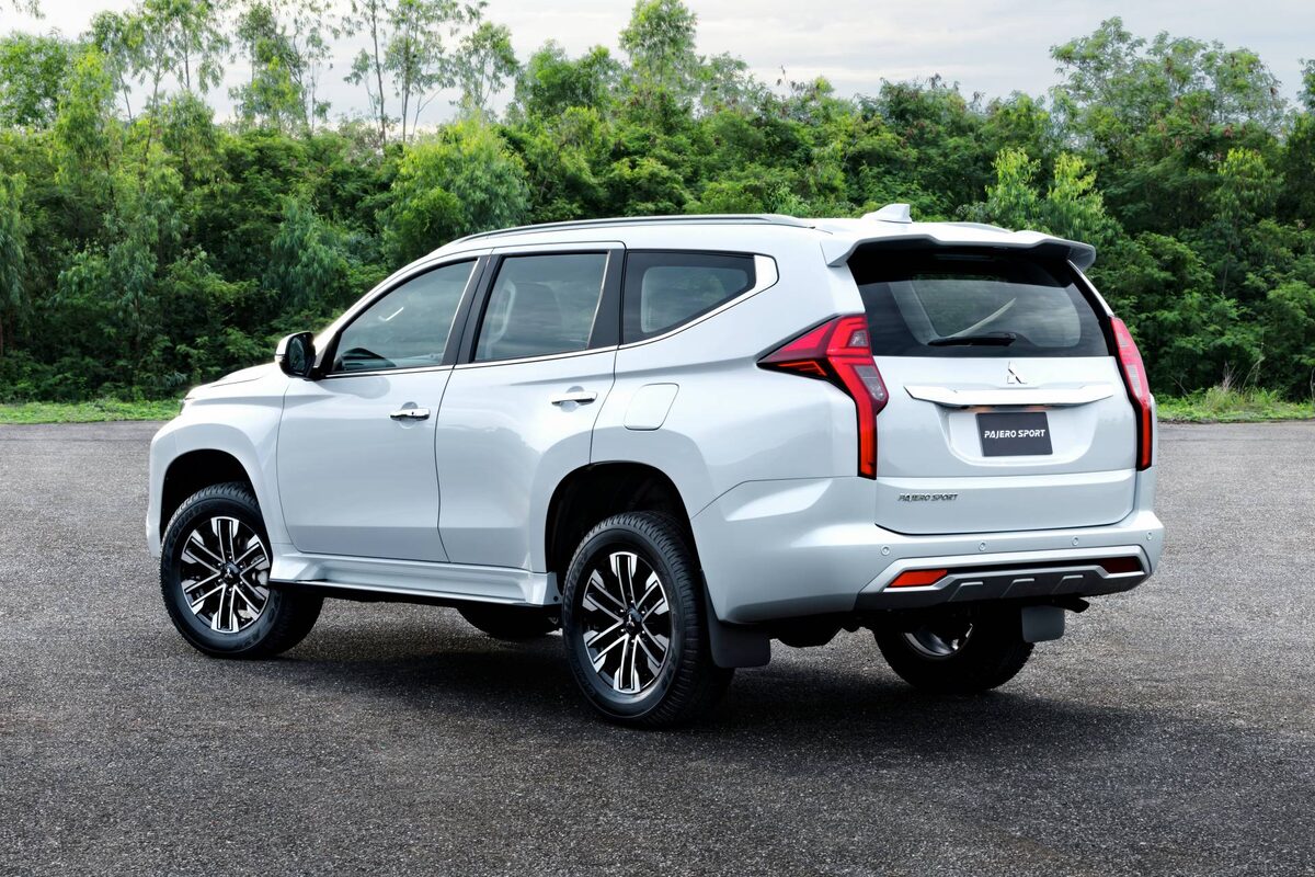 После тизерной превьюшки в начале этого месяца, на которой была запечатлена фронтальная затемненная часть рестайлингового 2020 Mitsubishi Pajero Sport –  полноценного рамного внедорожника, каких в мире осталось немного,  автомобиль был официально представлен сегодня в Таиланде, в стране, где  его также и производят.
Так,  согласно представленным фотографиям, основные изменения дизайна  внедорожника видны в передней части автомобиля, где обновленный Pajero  Sport (продается под названием как Shogun Sport в Великобритании и  Montero Sport – на других рынках) принимает на себя самые современные  черты дизайна Mitsubishi.  Новые фары и решетка радиатора очень похожи на пикап Triton/L200, на  базе которого построен Pajero Sport. Единственным отличием можно назвать  передний бампер усложненной конструкции.