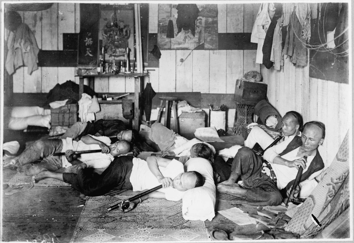 Опиумная курильня в Китае.