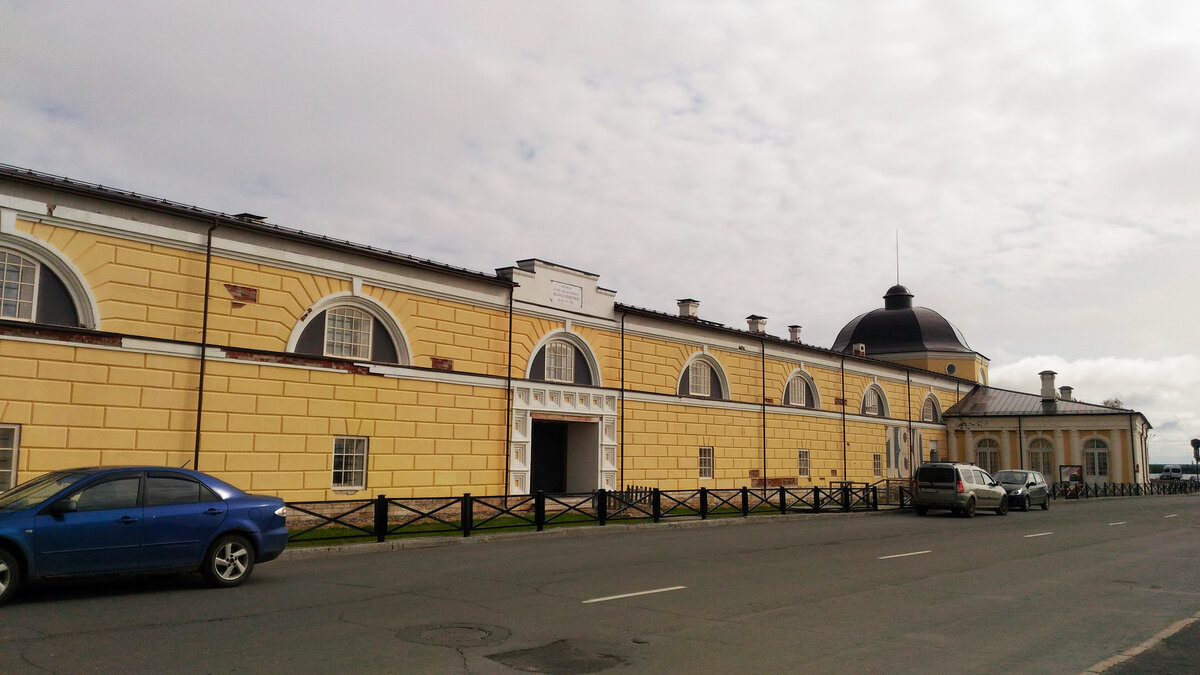 Гостиный двор архангельск. Архангельский краеведческий музей. Гостиные дворы архангельск история. Краеведческий музей архангельск гостиный дворы зимой. Гостиный двор в архангельске 17 век.