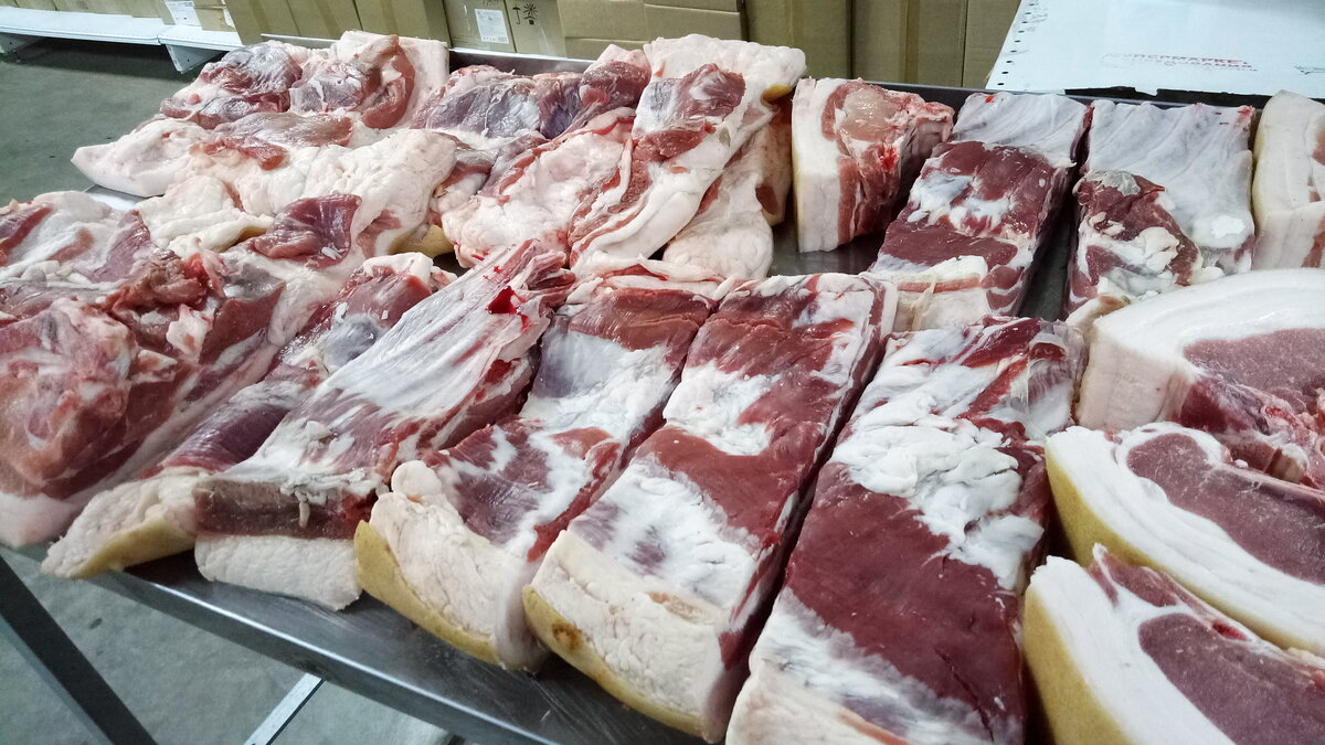 Мясной магазин баранина. Свинина в магазине светофор. Рынок бокерия в барселоне. Село комарова алтайская мясная компания фото. Мясной павильон на центральном рынке.