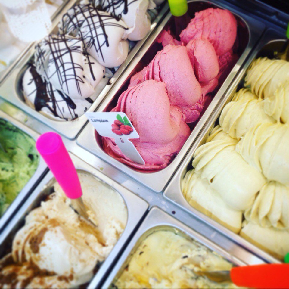 Ангария мороженое иркутск. Мороженое айсберри вологодский пломбир. В магазине продается мороженое. Мороженое ассортимент в магазинах. Витрина с мороженым.