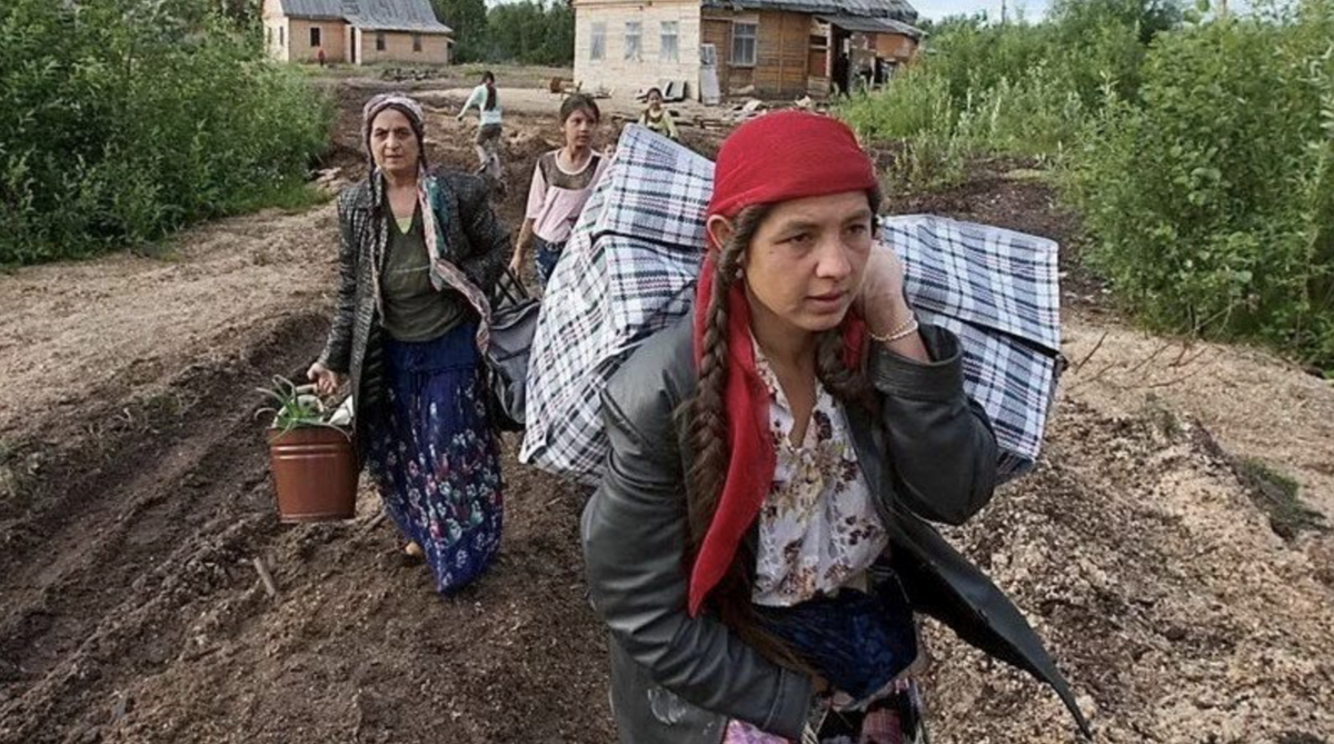 Цыгане ходят по деревне и скупают старые подушки и перины. Но что им нужно на самом деле