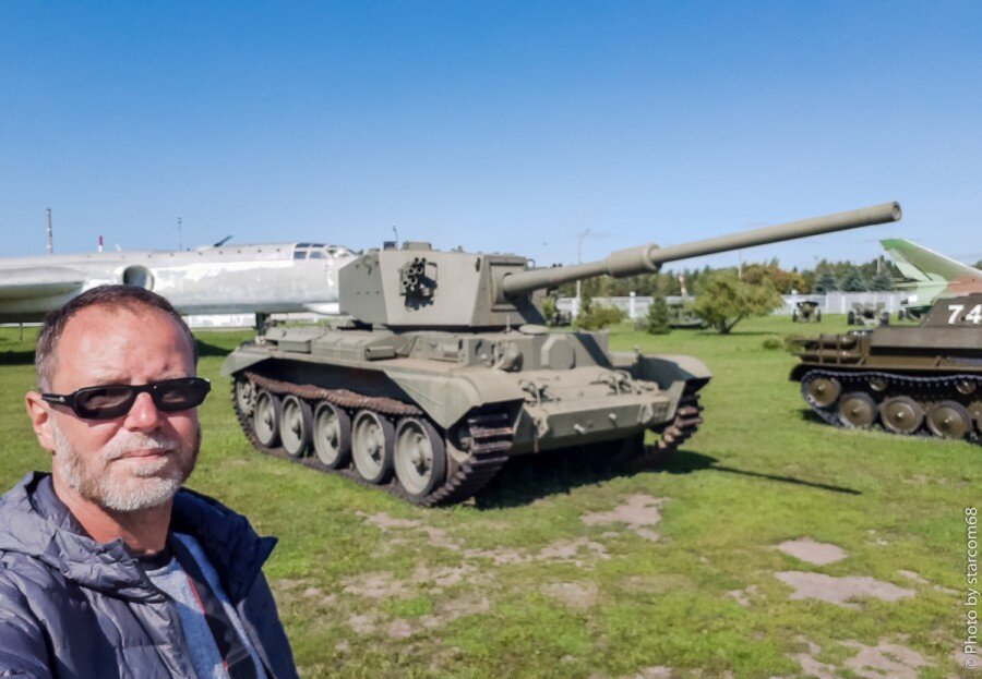  Charioteer - истребитель танков, плод модернизации 27 тонного танка Cromwell времен Второй мировой войны. В 1952 году, британцы разработали новую двухместную башню и заменили устаревшее 75-мм орудие на современную мощную пушку, калибра 84-мм от танка Centurion Mk 3.