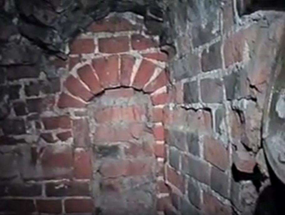 Палаты Аверкия Кириллова. Кадр из видео 1998 года. Съёмка Артёма Задикяна.