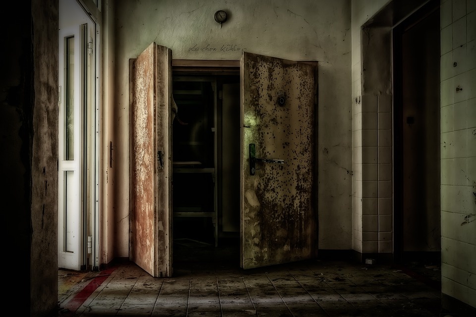 https://cdn.pixabay.com/photo/2018/04/30/19/40/cold-room-3363774_960_720.jpg