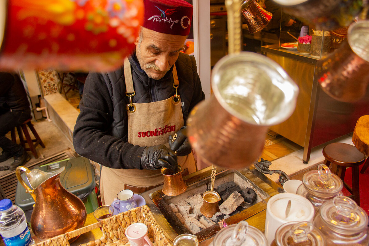 Кофейный мастер в Стамбуле. Турецкий кофе, кстати, я считаю исключением из вышеописанного правила. В том смысле, что готовится далеко не всегда из качественных зёрен, но всегда на совесть. К тому вся эстетика приготовления гипнотизирует и не даёт возможности назвать его невкусным.