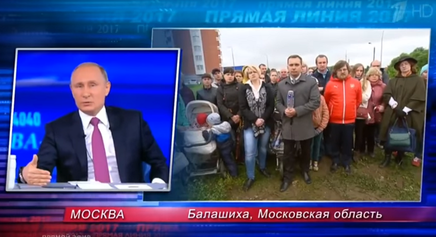Прямая линия с президентом РФ Путиным в 2017-м году. Требование жителей Балашихи закрыть свалку в Кучино. Закрытие принесло жителям "факелы", установленные без тендеров, без рассмотрения проектной документации, без фильтров на системе активной дегазации. В красной куртке - Анатолий Баташев, в прошлом году несколько раз приезжавший в Коломну с одной целью - установить "факел" на свалке в Воловичах. Его прогнали. Теперь он официально не активист, а замдиректора в факельной компании Кайзера "Экоком". Той самой.