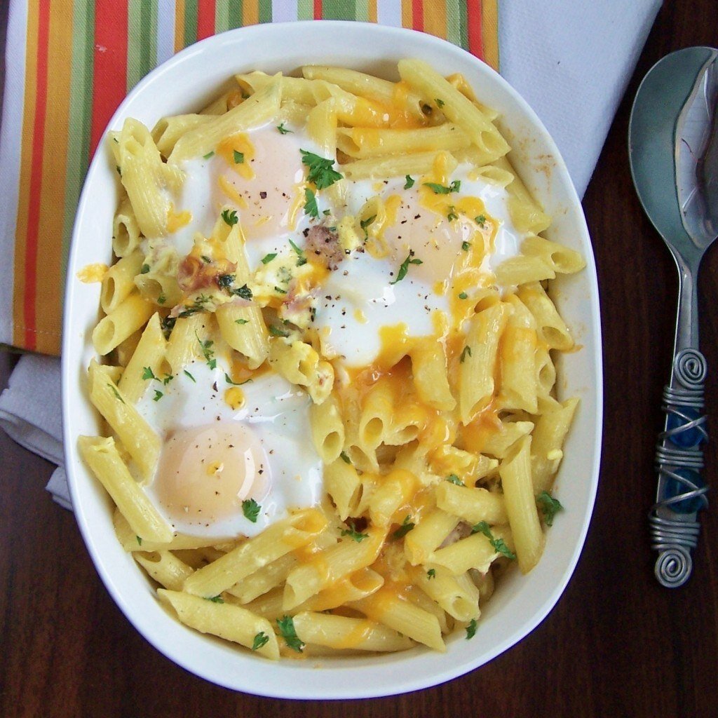 Тальолини карбонара. Карбонара. Паста карбонара с колбасками. Спагетти с яйцом на сковороде. Лапша сыр яйцо.