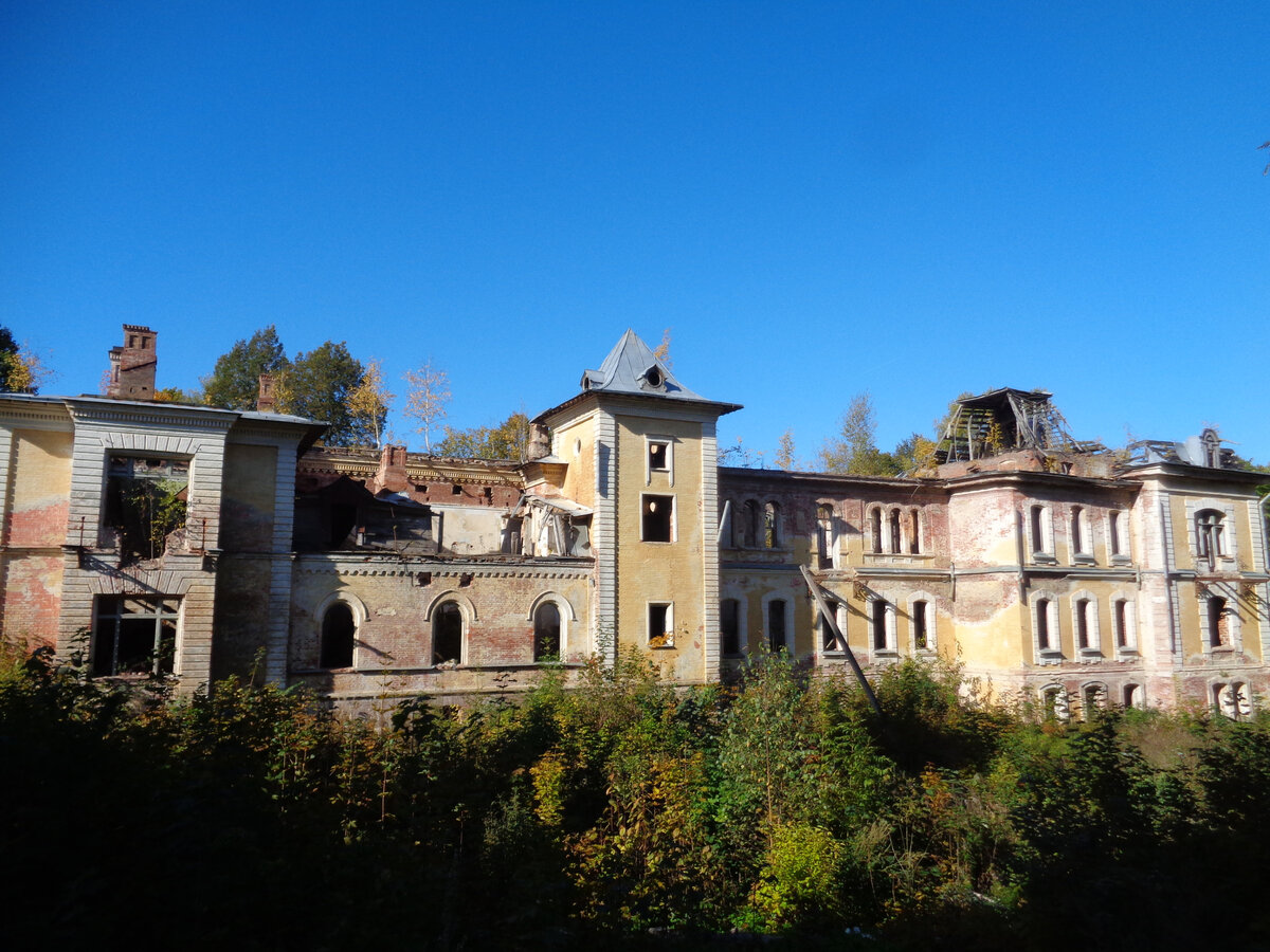 Главный дом усадьбы Высокое (1868, перестроен в 1901 г) сейчас заброшен и разрушается.

