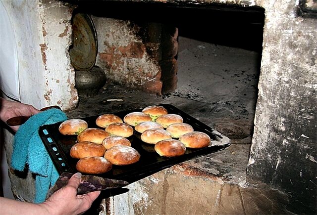 На чем в печь ставят пироги