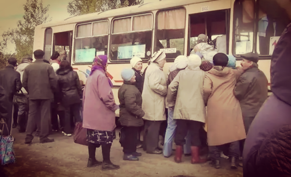 Рано едешь. Бабки в автобусе. Автобус с бабками. Бабки утром в автобусе. Сумасшедшая бабка в автобусе.