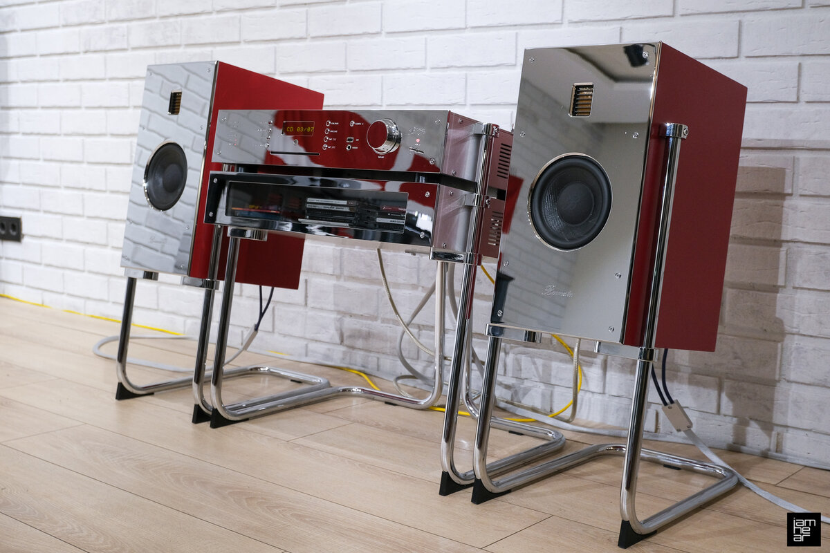 Хромированные поверхности – это настоящие толстые полированные металлические пластины.