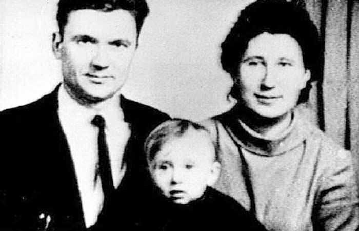 Жена Андрея Чикатило Фподосия Одначева и сын Олег Чикатило