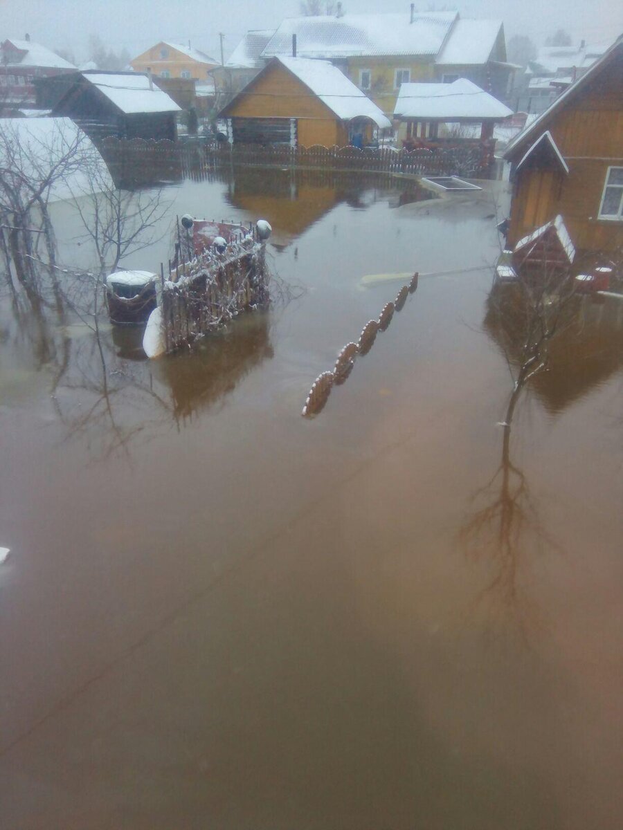 а ведь летом казалось река так далеко, да и воды в ней вовсе нет...