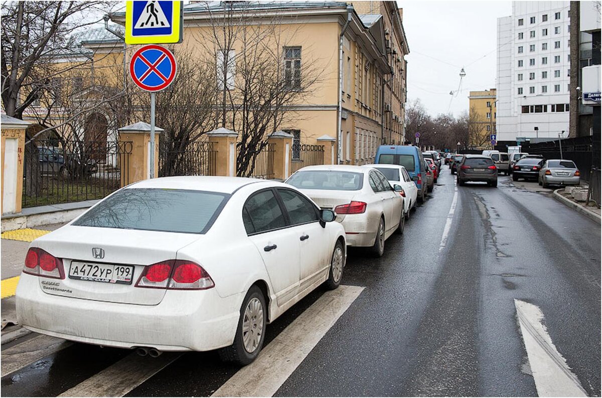 Машина припаркована на тротуаре