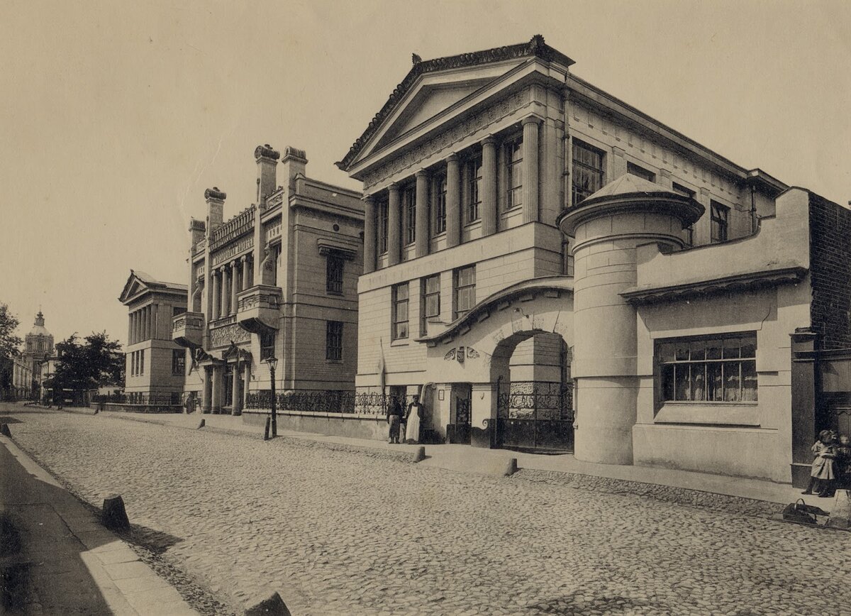 Здание Мужского коммерческого училища в 1910 году