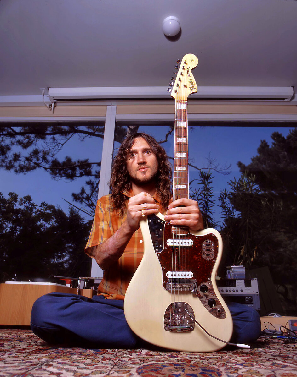 Фото из Яндекс.картинок. Джон Фрушанте на выступлении RHCP