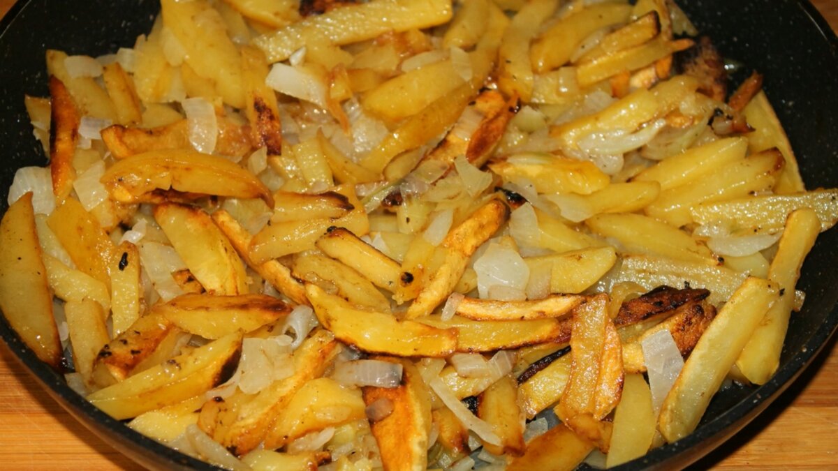 Стол с жареной картошкой. Жареная картошка. Как жарить картошку без крышки. Жареная картошечка. Картофель анна.