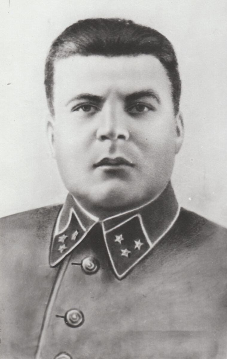 Радион Яковлевич Малиновский. В январе 1937 года был направлен в штаб Северного фронта в качестве военного советника. Известен был под псевдонимом «полковник Колонель Малино». Участник боёв под Махадаондой, на Хараме, обороне Мадрида, сражения под Гвадалахарой. За боевые действия в Испании был награждён орденом Ленина и орденом Красного Знамени.В период Сталинградской битвы – генерал-лейтенант, командующий 2-й гвардейской армии.