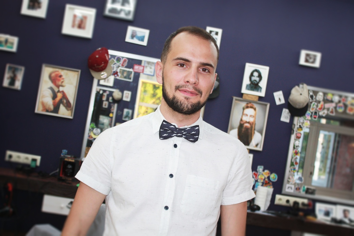 Это Виталик. Очень крутой барбер.