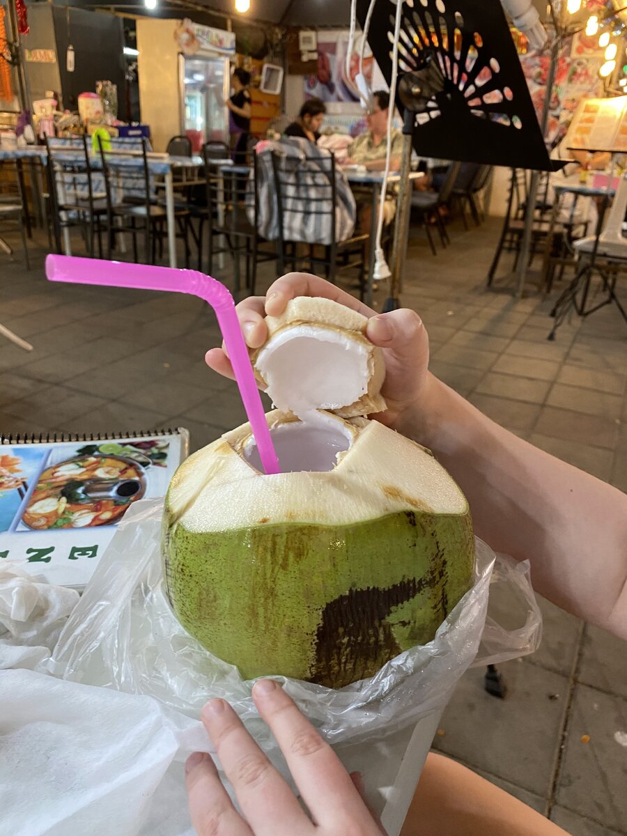 Не смогли оценить вкус кокоса. 