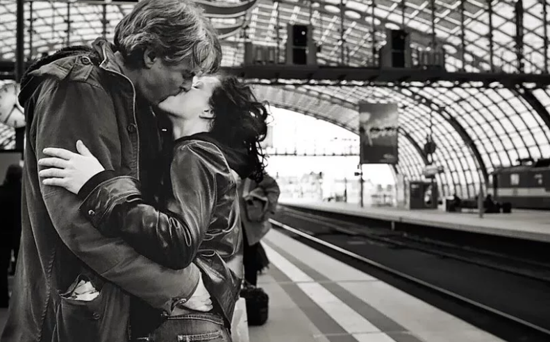 Парень и девушка на вокзале. Поцелуй на вокзале. Расставание на вокзале. Встреча на вокзале влюбленных.