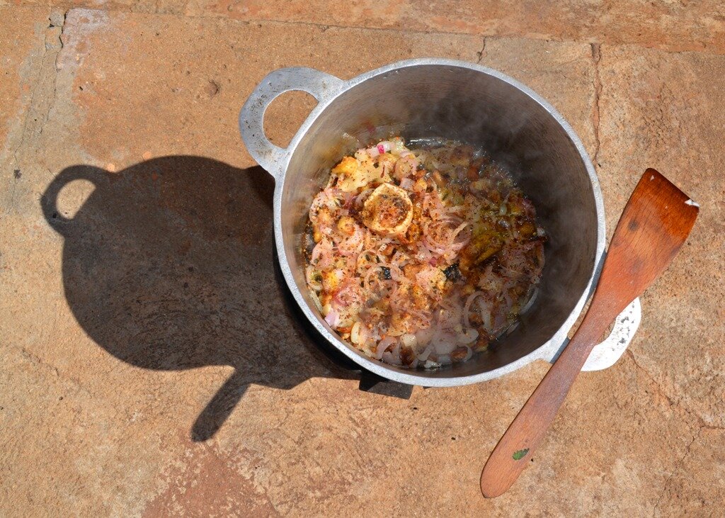 Мясное рагу из горба зебу со спилантесом. Малагасийская кухня