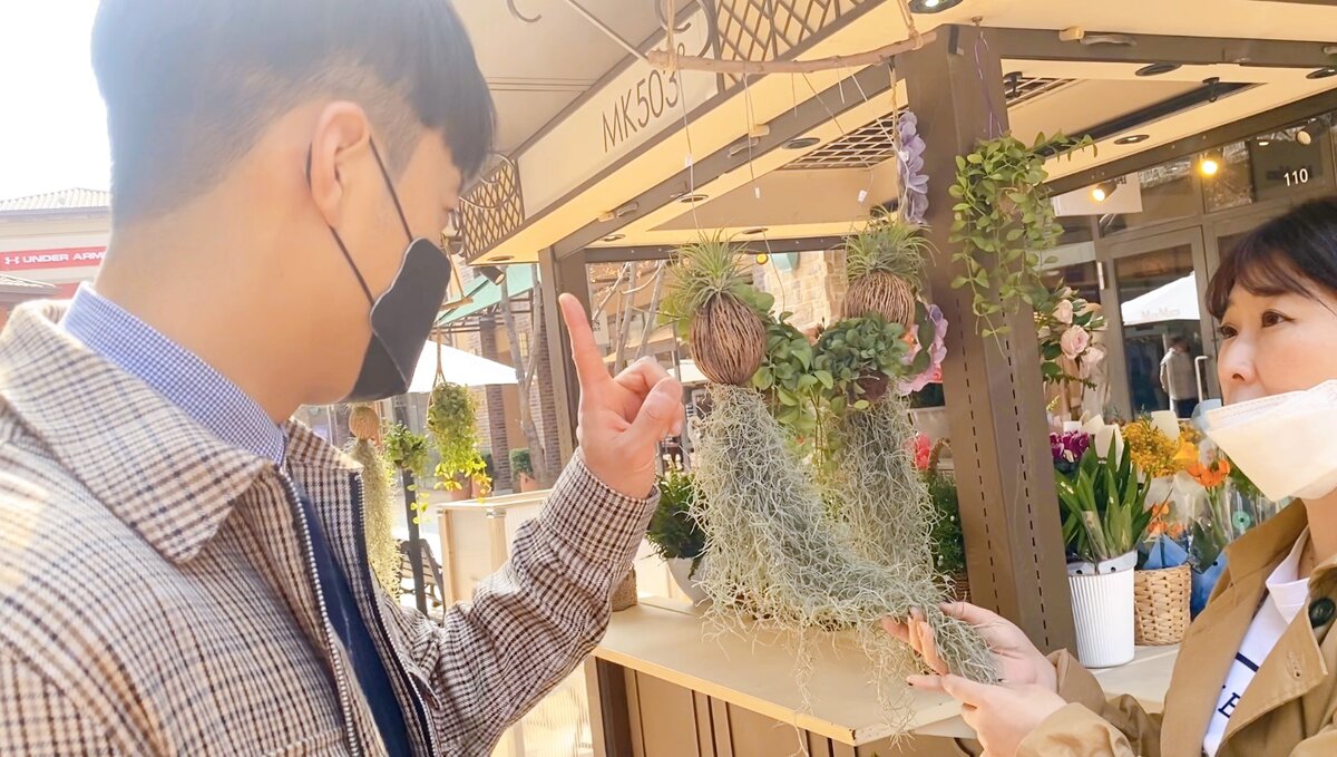 Кадр из видео ниже. Процесс вешания лапши на уши;)