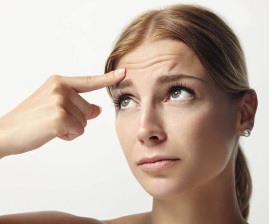 Поперечные морщины на лбу. Иллюстрация из открытых источников