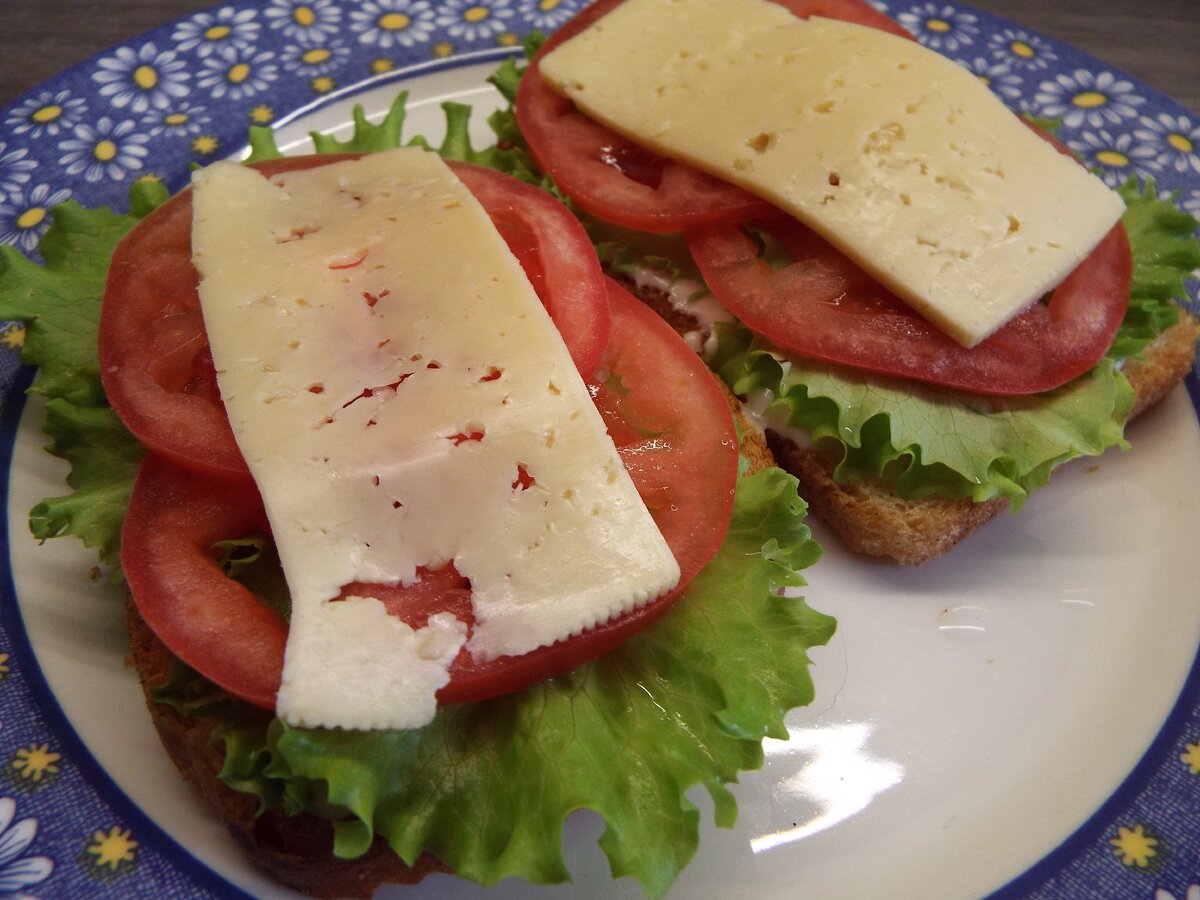 Сэндвич с помидором и сыром