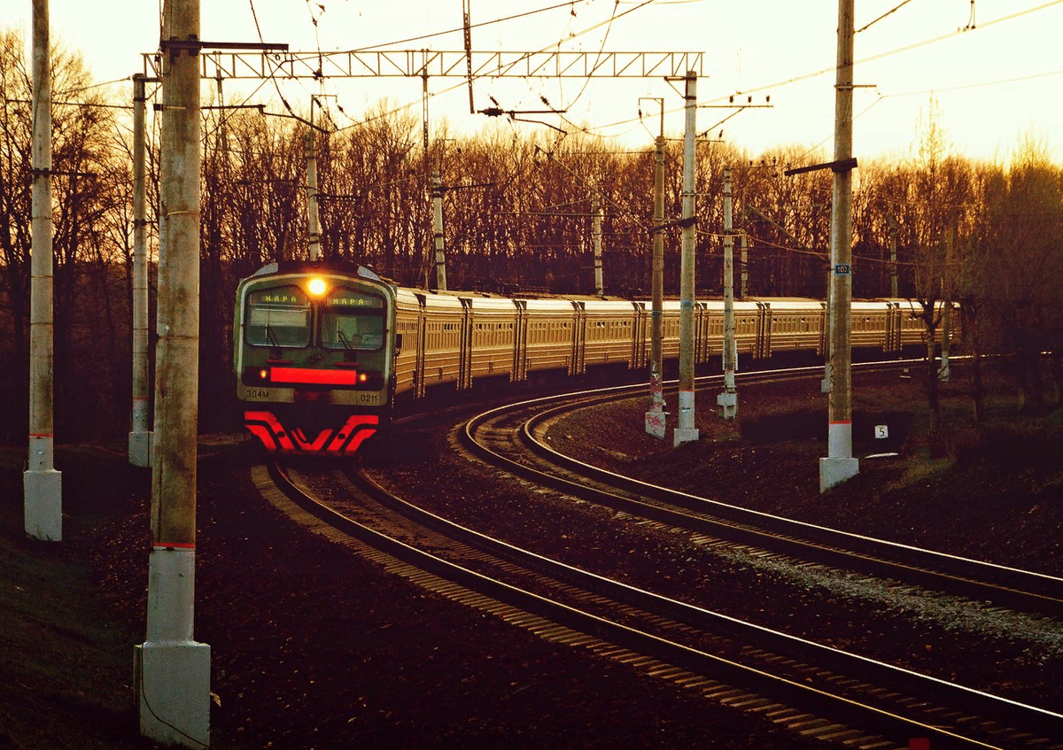 Подмосковье поезда. Подмосковные электрички. Электропоезд Подмосковье. Станция электрички красивые старые. Станция Павшино.