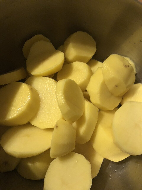 Картофель почищенный и порезанный для пюре