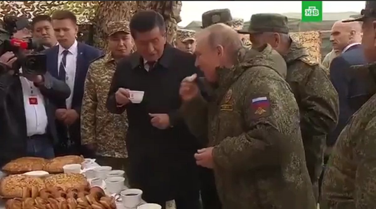 Скриншот из видео. Путин отведывает в армейском тылу, чего Бог послал...