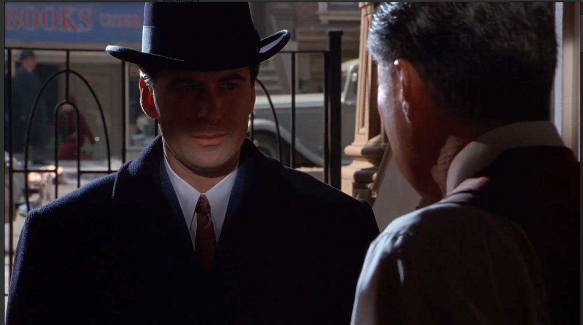 кадр из фильма «Тень» (реж. Расселл Малкэхи, 1994)