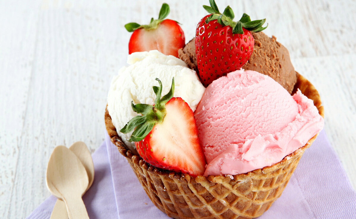 Как говорится все гениальное прост!!! Для домашнего мороженного нам понадобится 1 килограмм бананов и 150 миллилитров.
Очищаем бананы, нарезаем на кусочки и помещаем в морозильную камеру до полной заморозки. Затем достаем бананы помещаем их в блендер, заливаем молоко и взбиваем до однородной массы, выкладываем в пилочку и украшаем свежими фруктами!
Bon Appetit!!!
