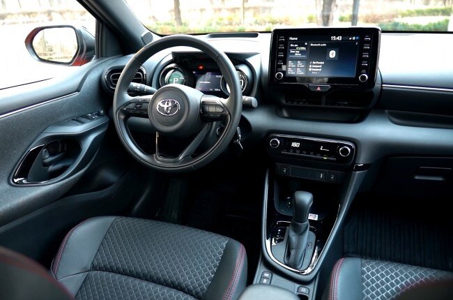 Гибрид салон. Mazda 2 Hybrid салон. 2018 Yaris Hybrid салон. Toyota Yaris 2017 Hybrid 1.5 тест драйв АВТОПЛЮС.