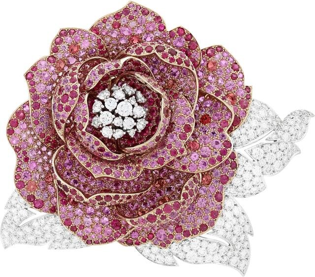 Иллюстрация: Брошь «Пион» Van Cleef & Arpels: коллекция высокого ювелирного искусства 2017. Розовое золото, белое золото, розовая и красная шпинель, бриллианты. 6.2 × 7.4 см. Существует в единственном экземпляре. 