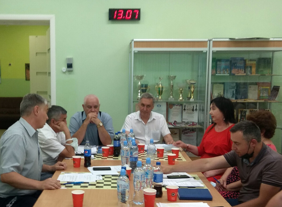 В. Аксёнов и Э. Гафаров на совещании