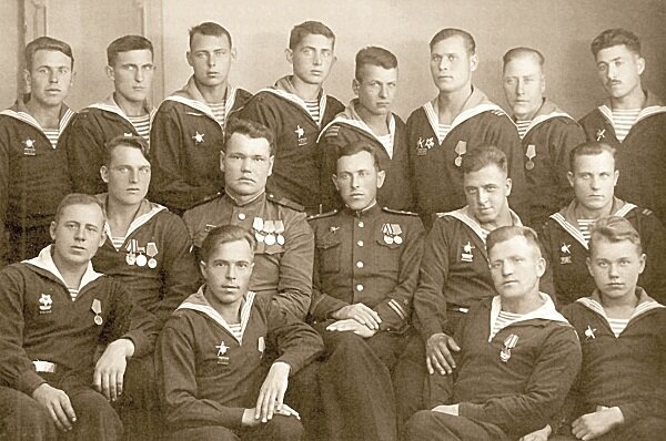 1944, 30 июля - Морской охотник Балтийского флота «МО-103» в Выборгском заливе обнаружил и потопил немецкую подводную лодку «U-250». (На фото: Экипаж «МО-103» с командиром старшим лейтенантом Александром Коленко).