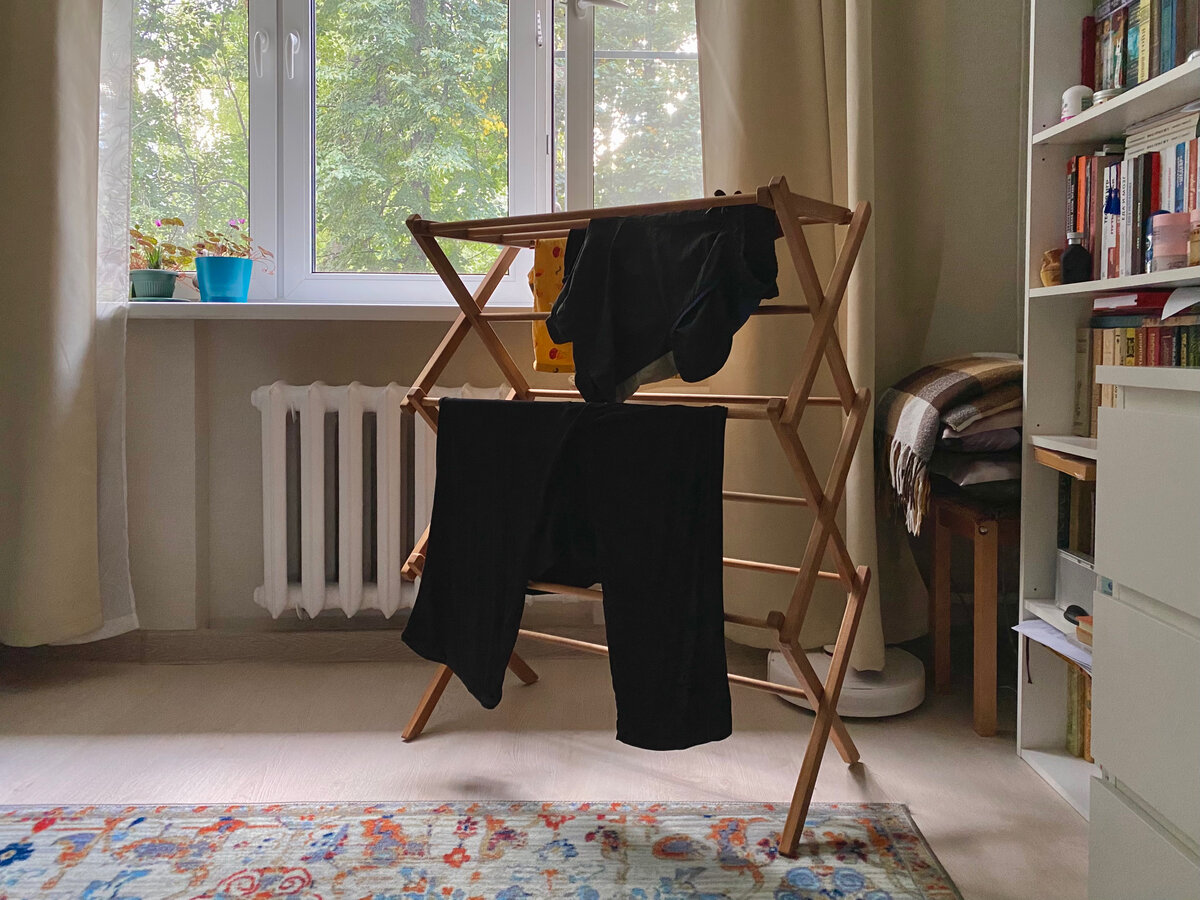 Пока примерила на неё наши с мужем вещи. Высохло у окна всё за полдня, кстати. 