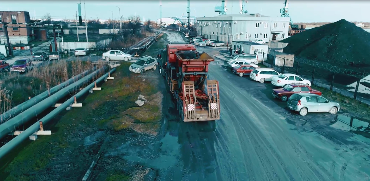 Перевозка тяжеловесного груза, буровой установки. 
