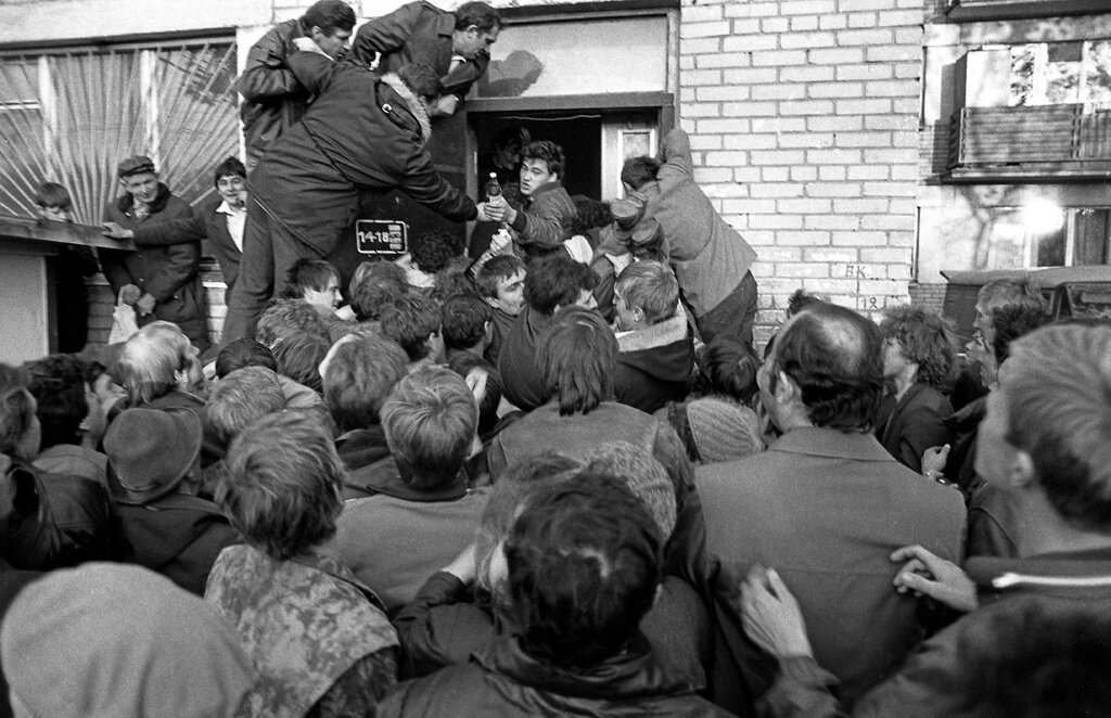 С. Арканов Реализация водки. Дата съемки: 1990 год. Многие сельские жители радовались возможности приобрести помимо хлеба спиртное.Источник: Государственный исторический музей Южного Урала