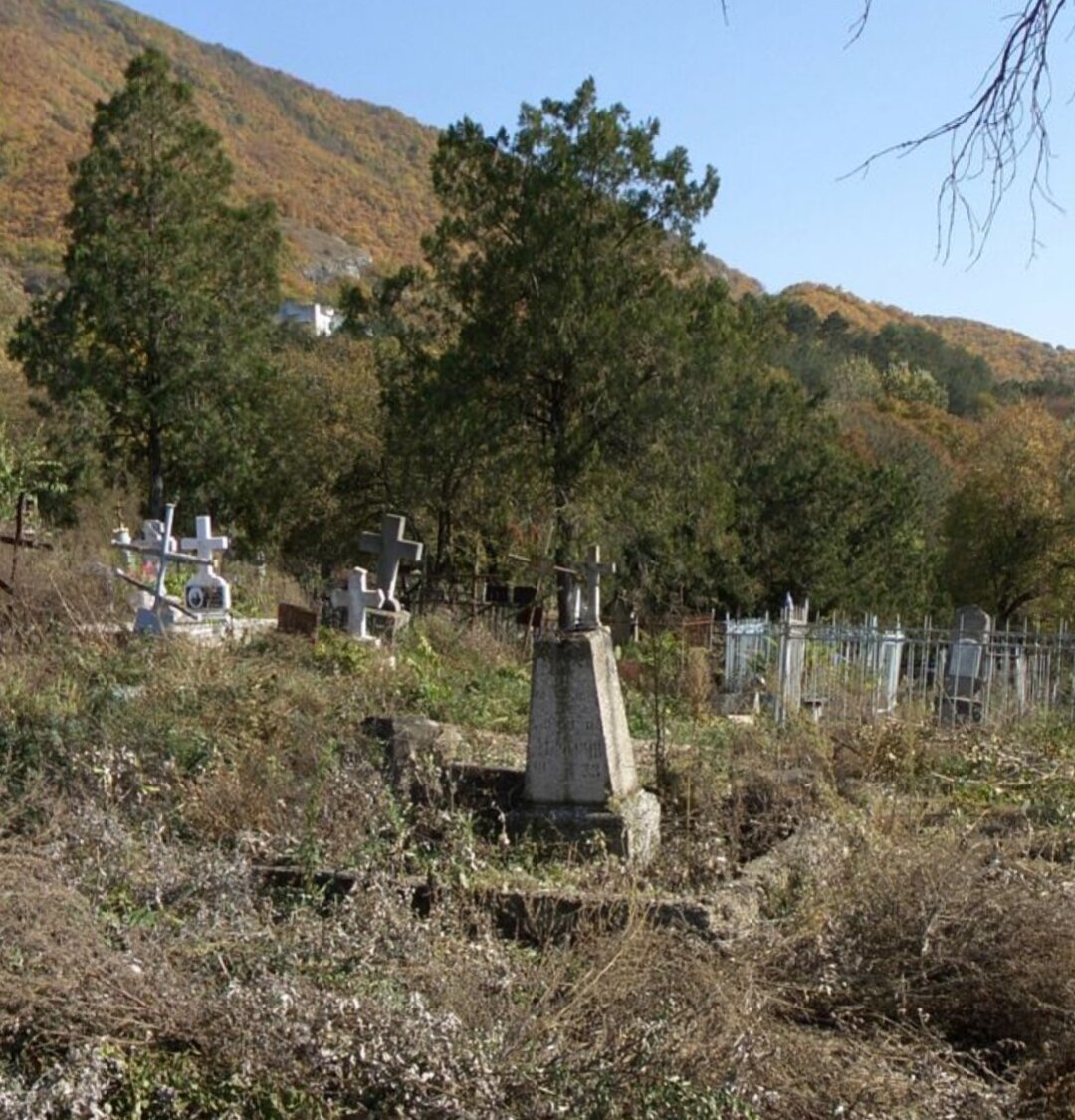 Не знаю, можно ли на таком кладбище будет что-то найти? Ну попробуем. 