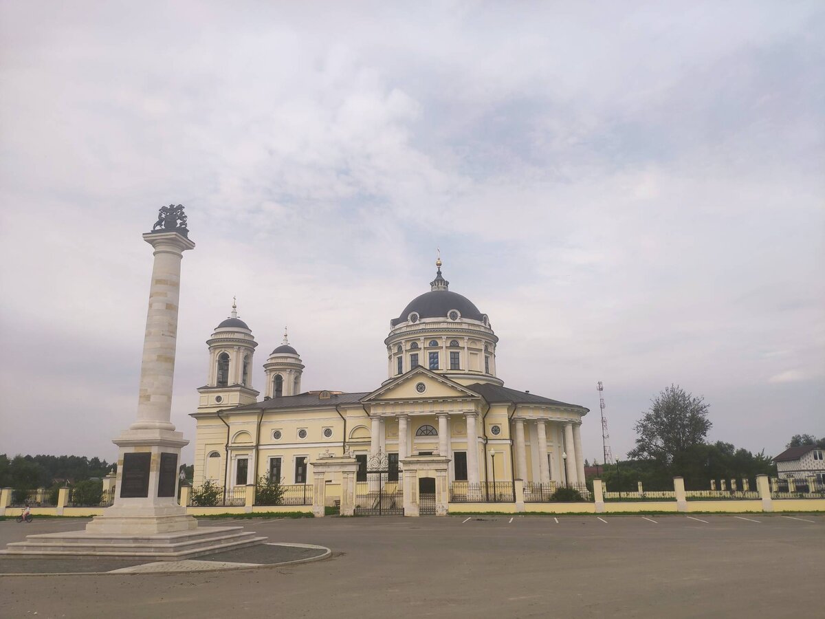 Свято-Духовский храм в селе Шкинь Московской области. Авторское фото
