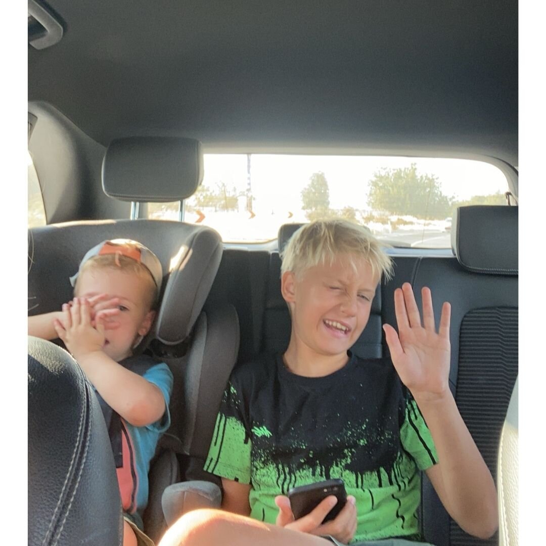 Ребенок не слышит просьбы A. Ребенок может не слышать вашу просьбу, потому что он ее действительно не слышит. 
Если ребенок занят, он может не услышать вашу просьбу, поэтому войдите в его мир, перейдите на его уровень: подойдите, присядьте, посмотрите в глаза, заговорите.
B. Ребенок имеет право отказать вам в вашей просьбе, ведь на то она и просьба, и будьте готовы услышать отказ, но если вы хотите все-таки услышать от ребенка на вашу просьбу «Да!», помните про нашу магию слов, которая помогает выстроить фундамент для здоровых отношений и взаимопонимания с ребенком. Используйте наши инструменты общения с ребенком.
6 правил, чтобы ребенок сказал на вашу просьбу «ДА!»
1)	Используйте нежный тон голоса и спокойное выражение лица.
2)	Конкретизируйте вашу просьбу. Не просто «убери в своей комнате!», а «собери игрушки в ящик, убери одежду в шкаф!»
3)	Не забывайте про волшебное слово «пожалуйста»
4)	Используйте в просьбе возможность выбрать: «ты можешь разобрать в своей комнате или помыть за всей семьей посуду!» 
5)	Предложите помощь «Я готова помочь тебе разобрать твою одежду!»
6)	Используйте юмор и сделайте из просьбы вызов: «готов поспорить ты будешь убираться в своей комнате дольше, чем я разбирать после ужина посуду!»  #дошкольное обучение #дошкольное воспитание #дошкольная педагогика #детский психолог #детская педагогика #воспитание #воспитание ребенка #эмоциональный интеллект #современное образование #развитие личности 
