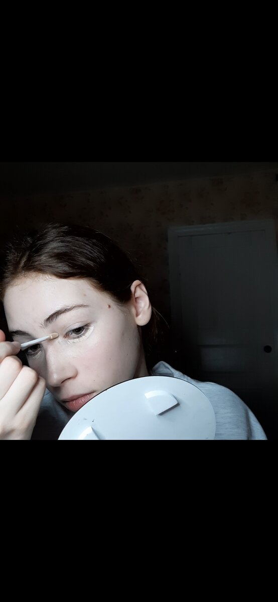 Для начала я вязала в руки  консилер и замазала всё лишнее : круги под глазами, красные пятна и как смогла выровняла тон лица