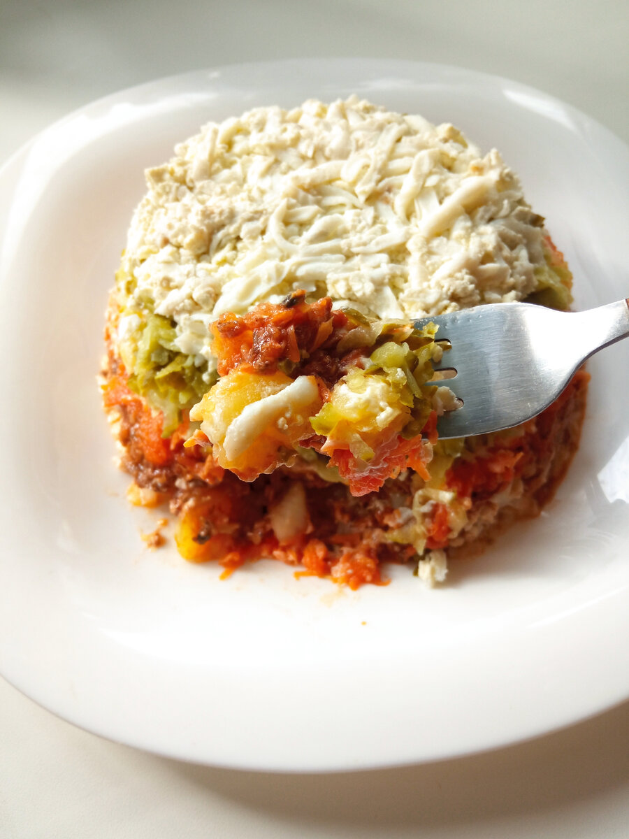 Бутерброды с килькой в томатном соусе. Салат с килькой в томатном соусе и сухариками. Салат с килькой и картофелем. Салат из кильки. Салат с килькой.