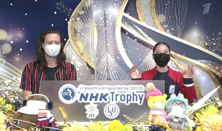 Алиса Лью в ожидании оценок за произвольную программу. Источник фото: YouTube канал Первого канала.