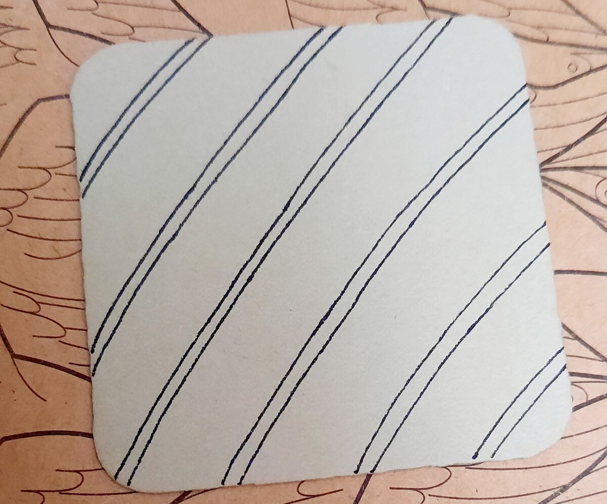 В данном случае вся плиточка заполнена лентами, которые идут примерно по диагонали на равном расстоянии друг от друга и параллельно одна другой